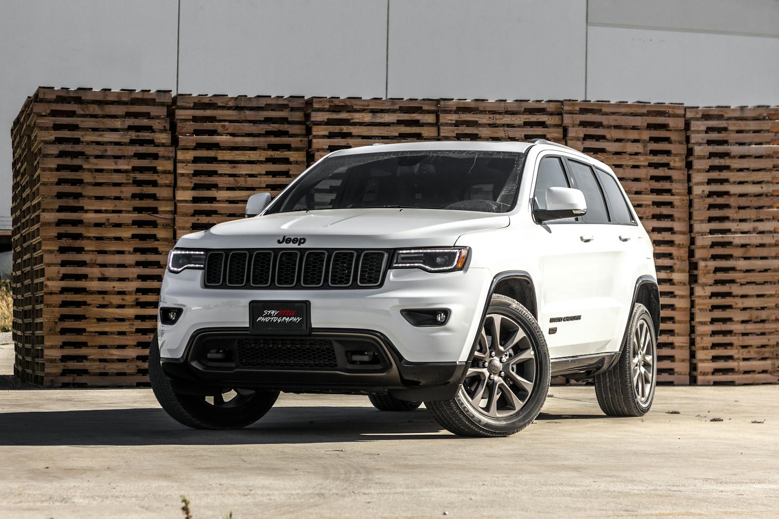 Jeep on a road – Representing the need for comprehensive and collision insurance for Alabama and Georgia residents.