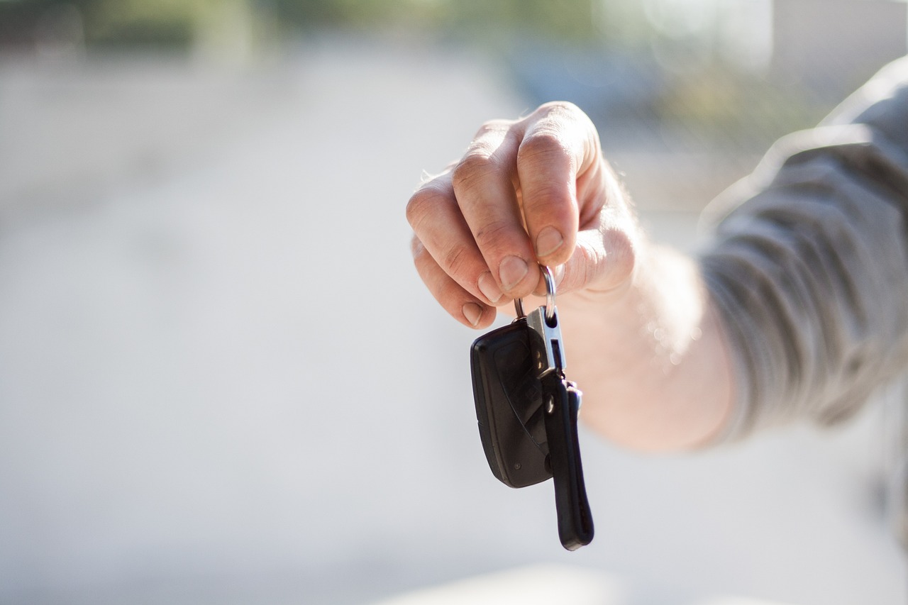 Man holding a key – Understanding insurance coverage when someone borrows your car in our latest blog post.